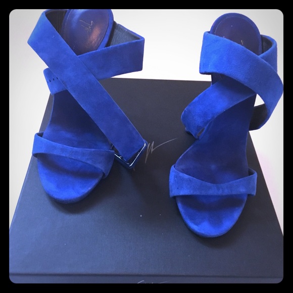 Royal blue size 6 Sandal